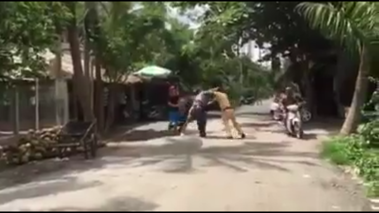 Ba 9X vay danh CSGT o mien Tay hinh anh
