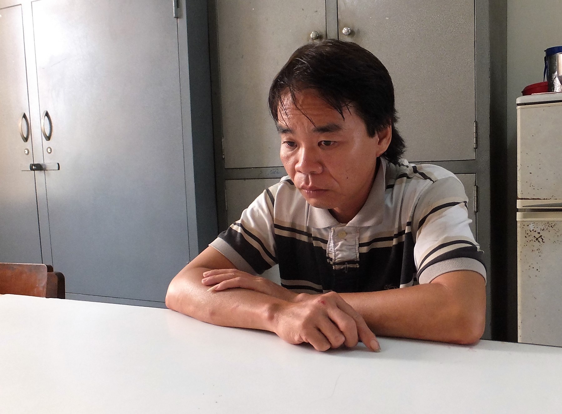 Nguoi chong mac ao dinh day mau bi tam giu de dieu tra hinh anh