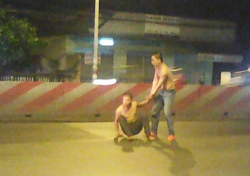 Thanh nien coi tran nhieu lan ra giua quoc lo dap kinh oto hinh anh