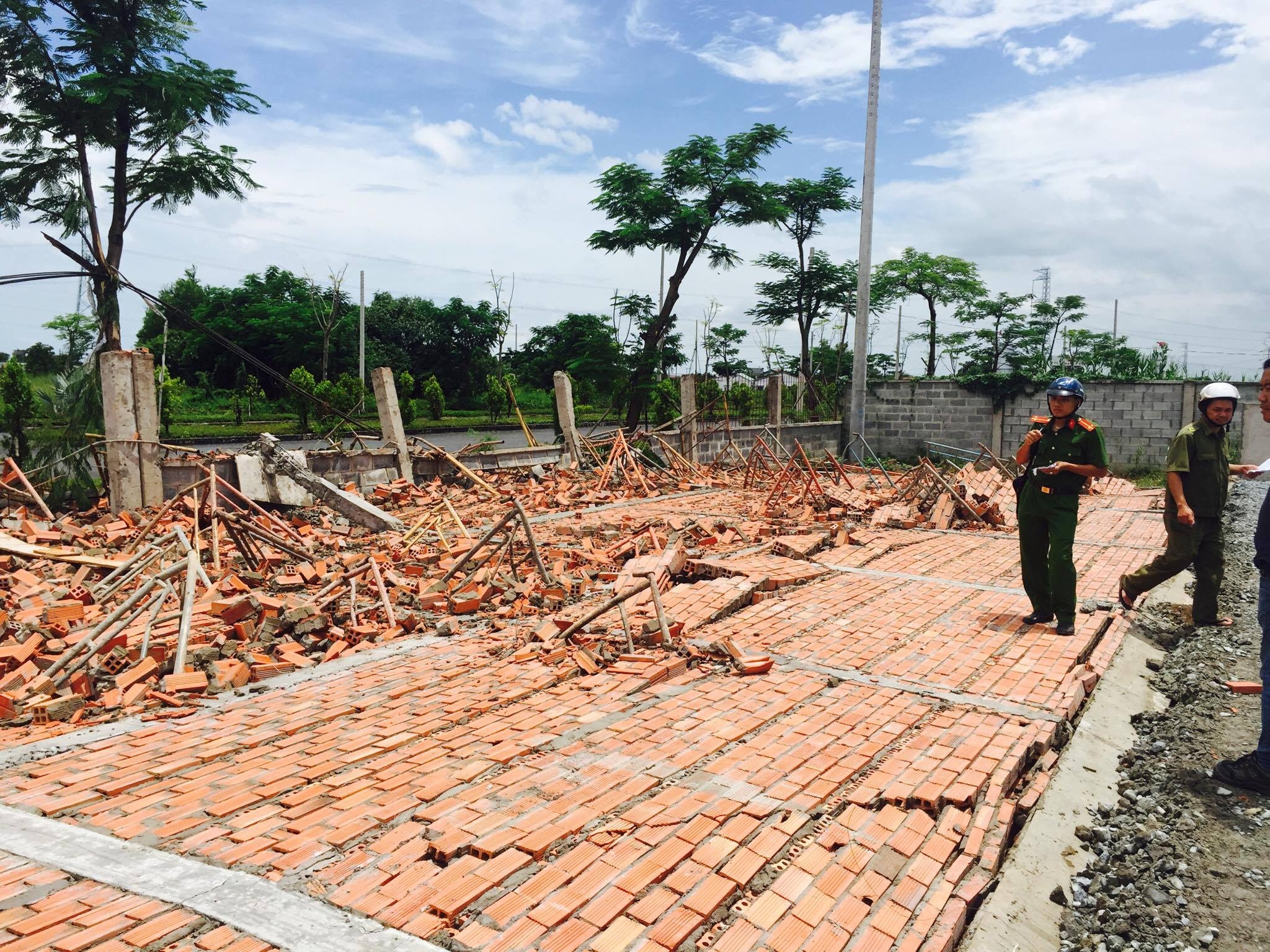 Sap tuong cao 12 m, lam ba cong nhan bi thuong hinh anh