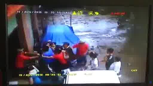 Chu khach san hanh hung nhan vien nha hang xom hinh anh