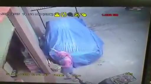 Chu khach san khung bo hang xom bang trung thoi hinh anh