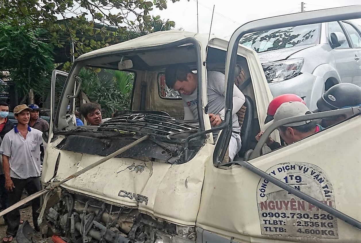 Người đi đường giải cứu tài xế mắc kẹt trong cabin ảnh 1 Nguoi di duong giai cuu tai xe mac ket trong cabin anh 1