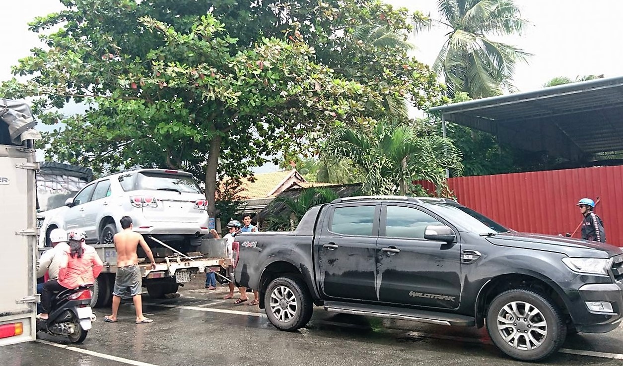 Người đi đường giải cứu tài xế mắc kẹt trong cabin ảnh 2 Nguoi di duong giai cuu tai xe mac ket trong cabin anh 2