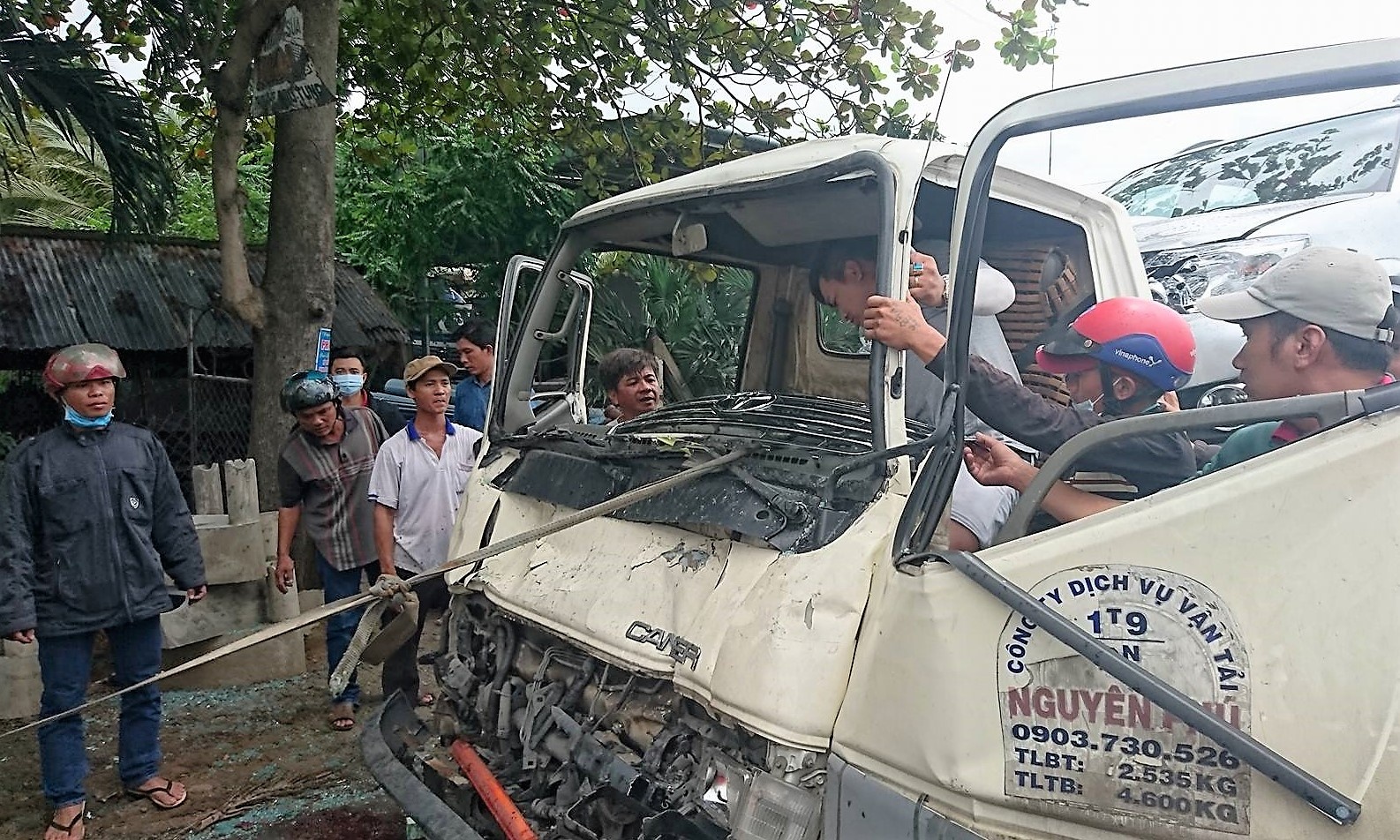 Nguoi di duong giai cuu tai xe mac ket trong cabin hinh anh