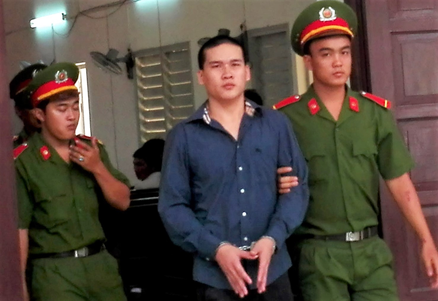 An mang tu tieng net po truoc cong hoi cho hinh anh