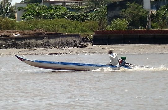 Be trai gao khoc goi ten cha tren vo lai troi giua song hinh anh