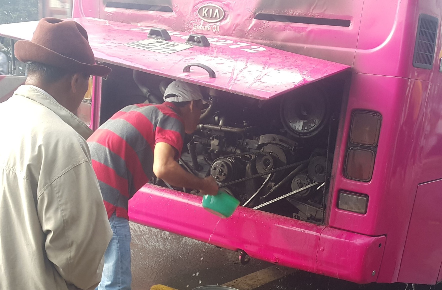 Nguoi dan giai cuu xe khach boc chay tren quoc lo hinh anh