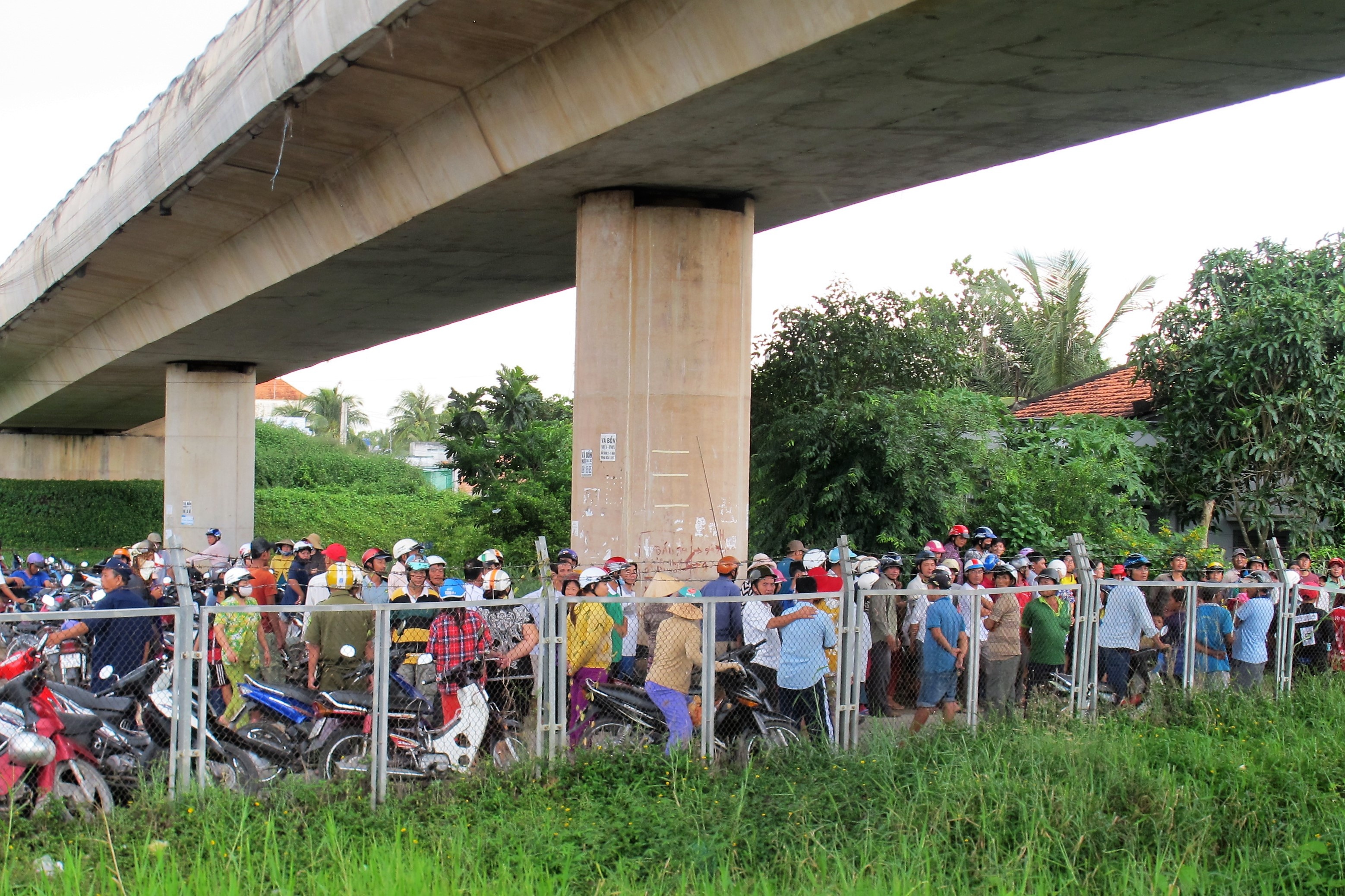 Ong gia 69 tuoi nhay cau vuot cao toc Trung Luong tu tu hinh anh
