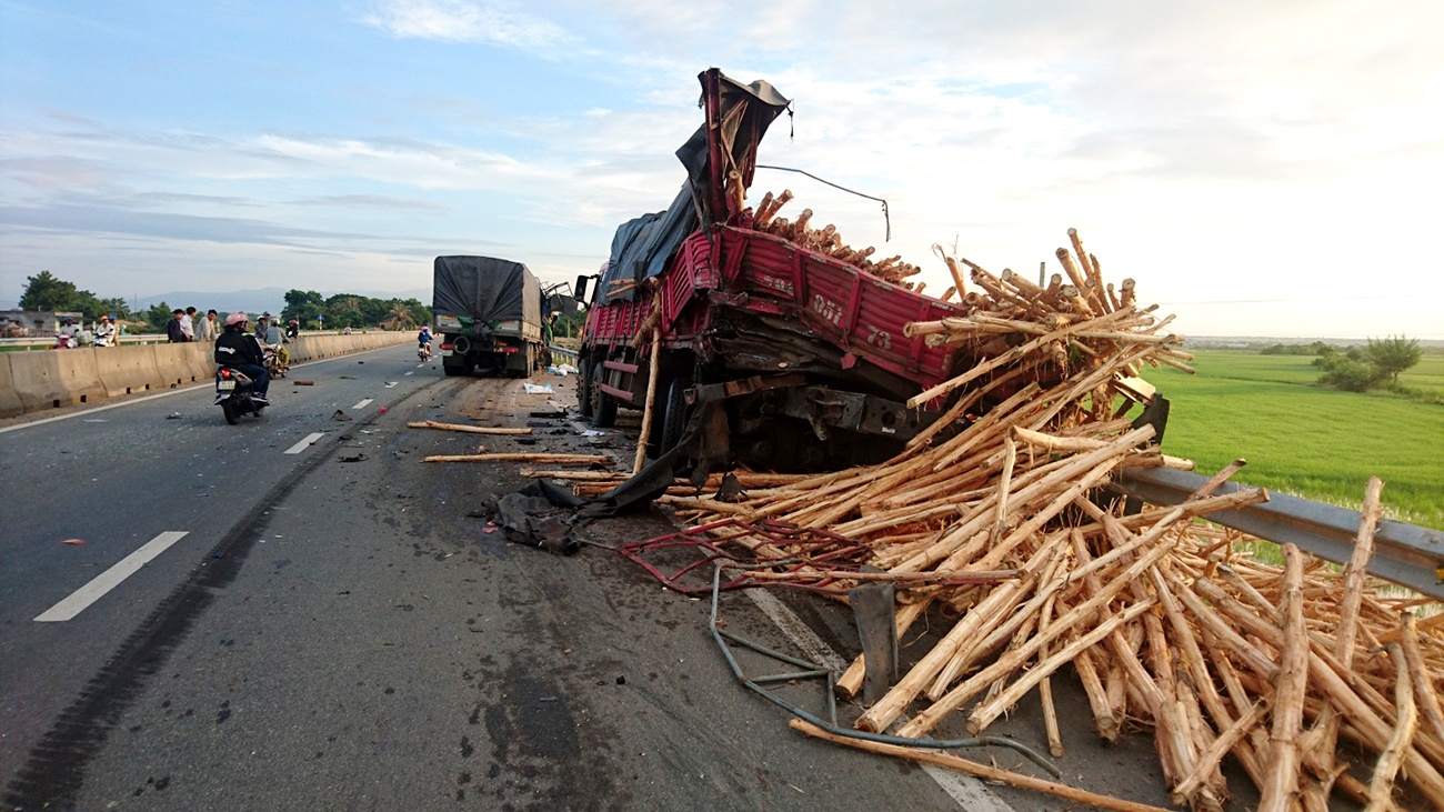 Dam vao duoi xe tai cung chieu,  phu xe mac ket tu vong trong ca bin anh 1