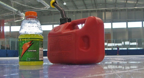 Hai con trai do xang dot cha tai nha nguoi tinh hinh anh