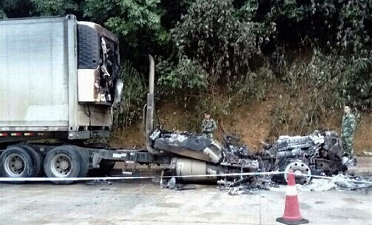 Hai chu chau chet chay tren xe o cua khau Trung Quoc hinh anh