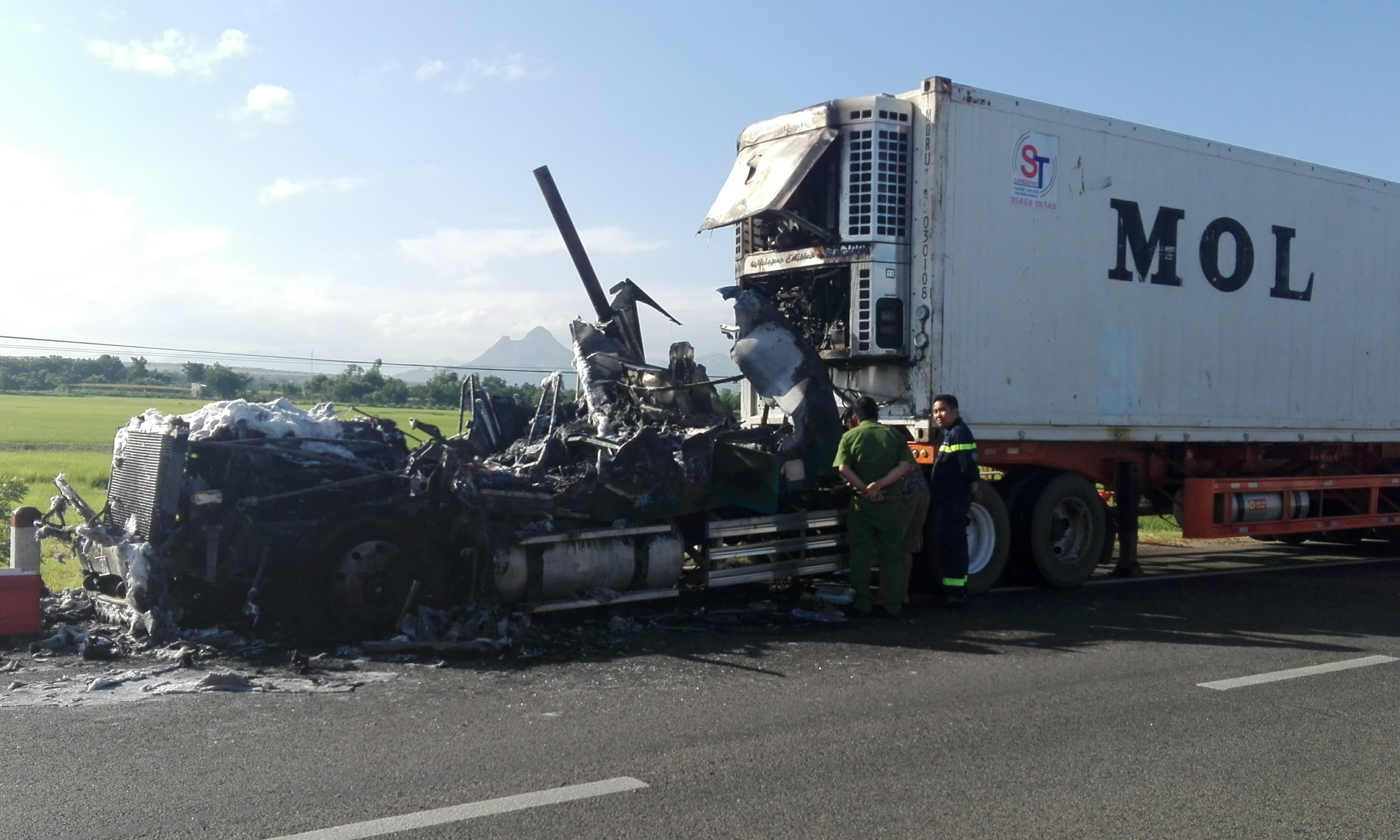 Xe container cháy rụi cabin khi đang lưu thông trên quốc lộ 1 ảnh 1 Xe container chay rui cabin khi dang luu thong tren quoc lo 1 anh 1