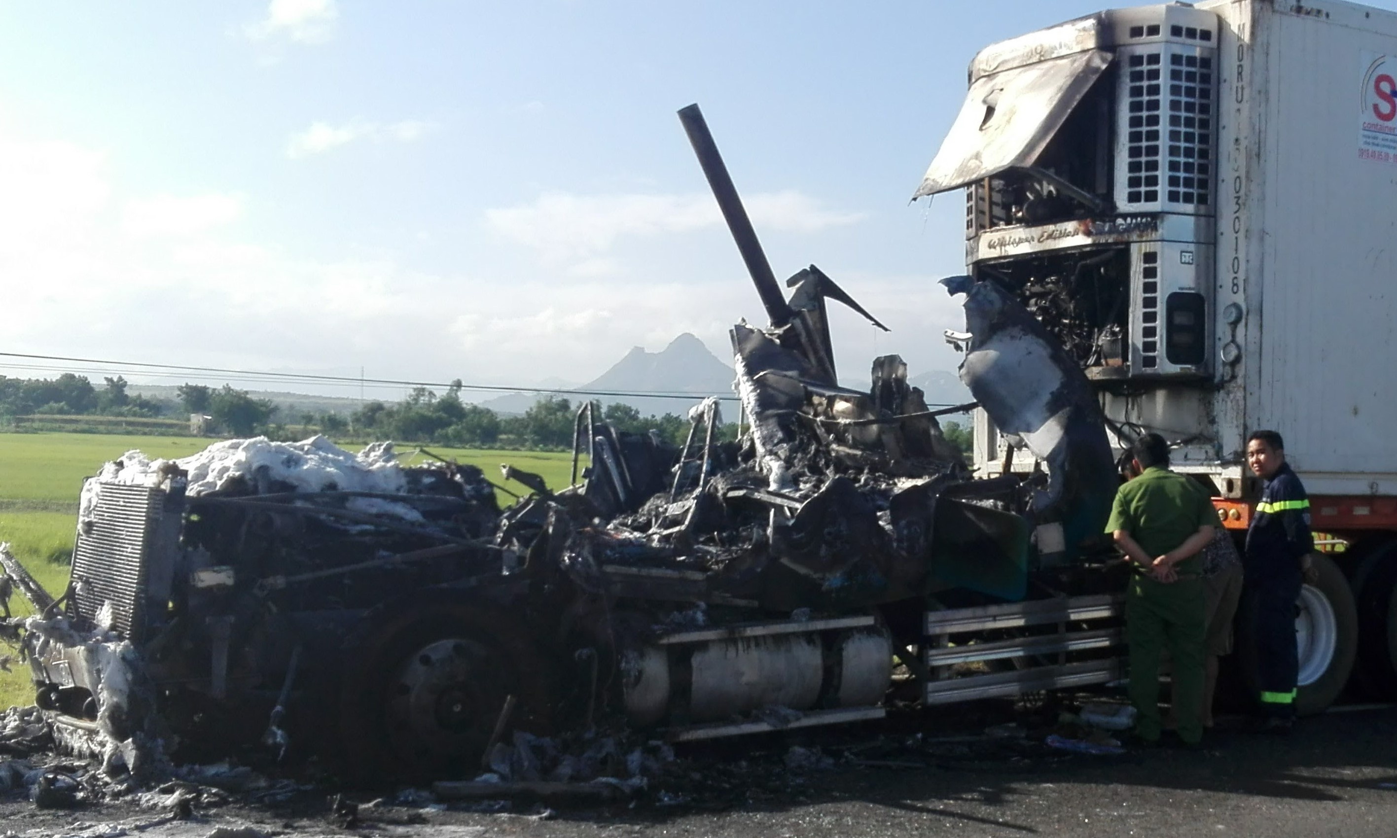 Xe dau keo chay rui cabin khi dang chay tren quoc lo 1 hinh anh