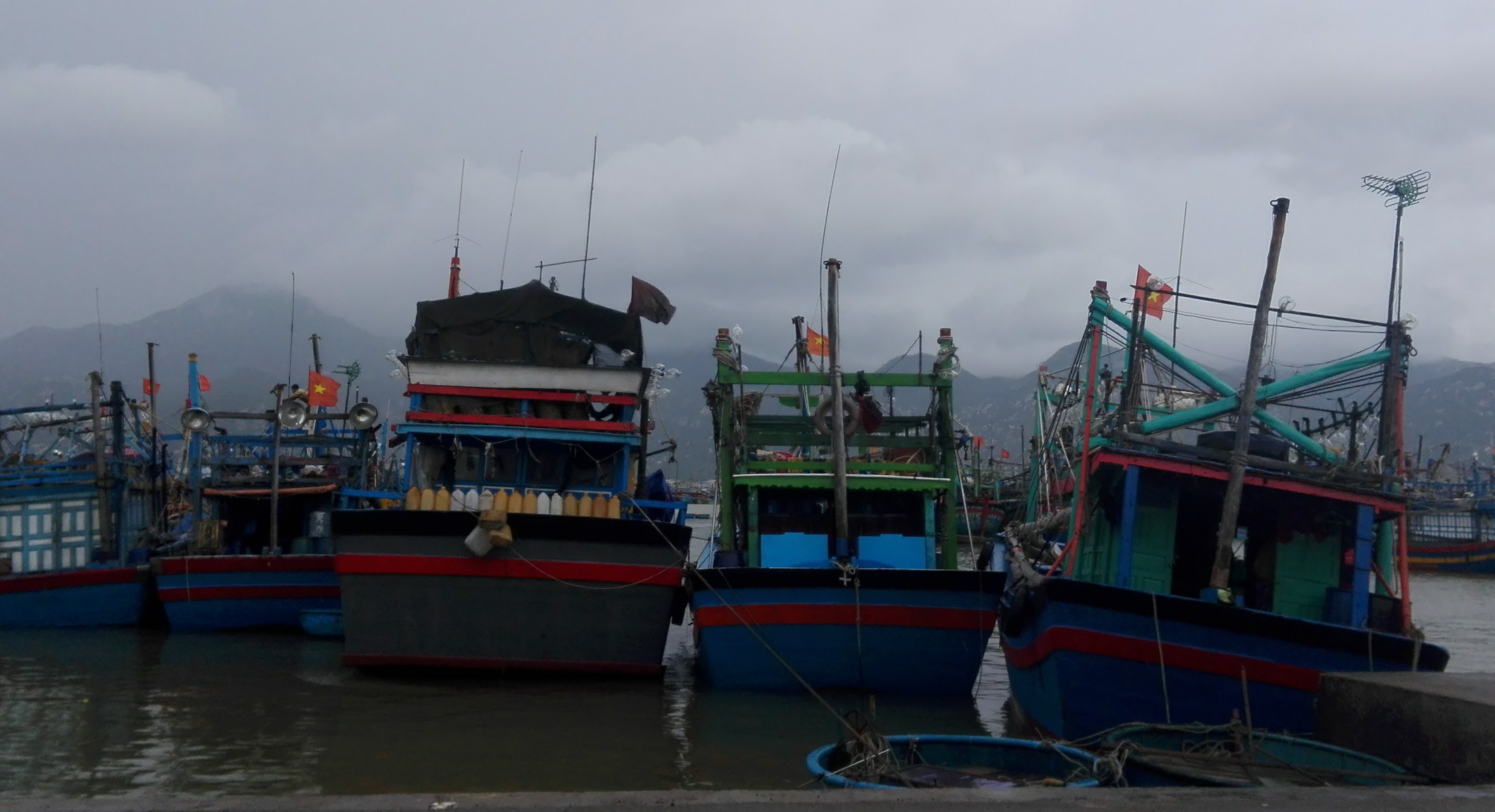 Phat hien tau la khong bong nguoi troi tren bien Binh Thuan hinh anh
