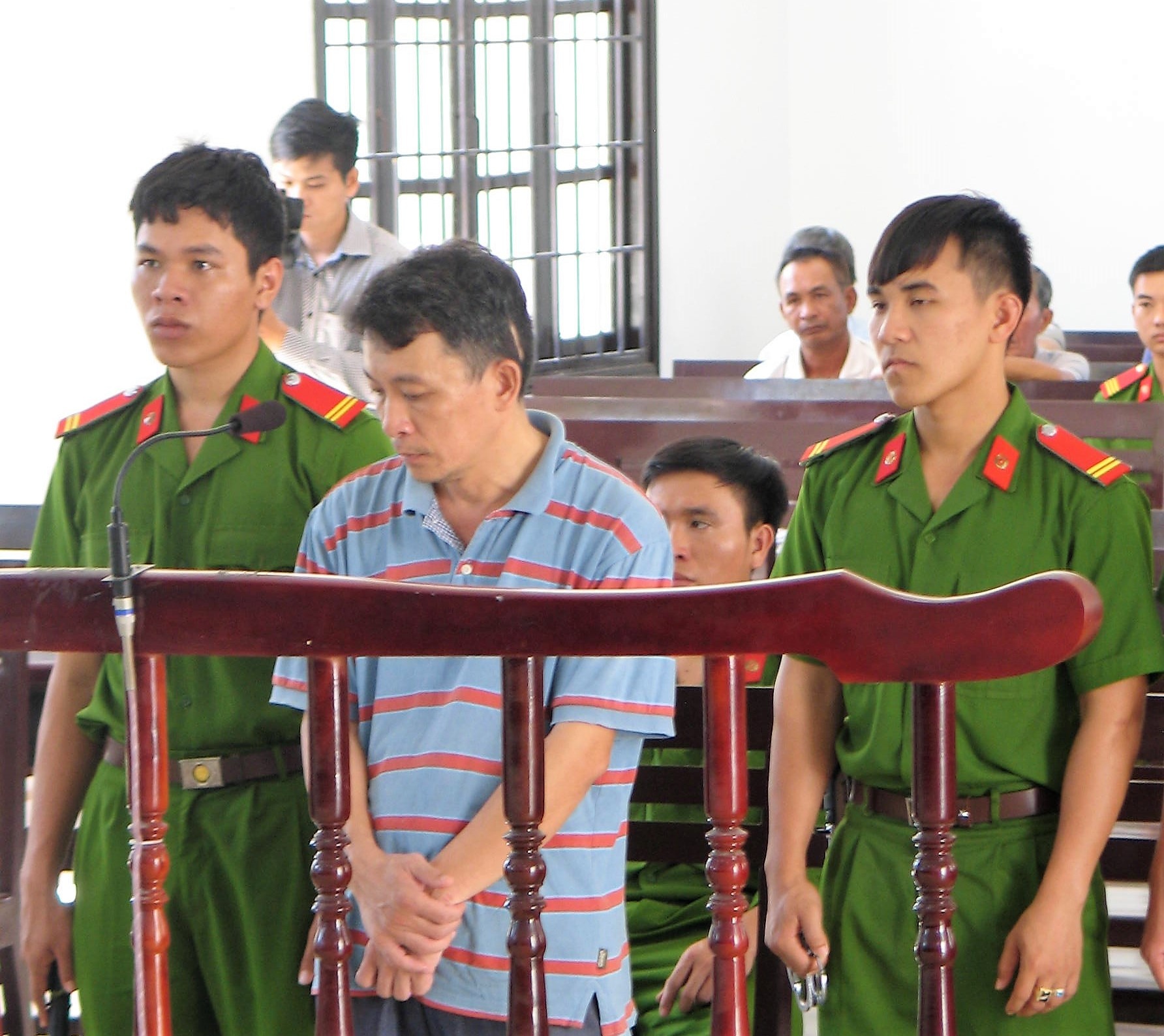 Nguyen can bo huyen uy lua gan 600 trieu dong lanh 12 nam tu hinh anh