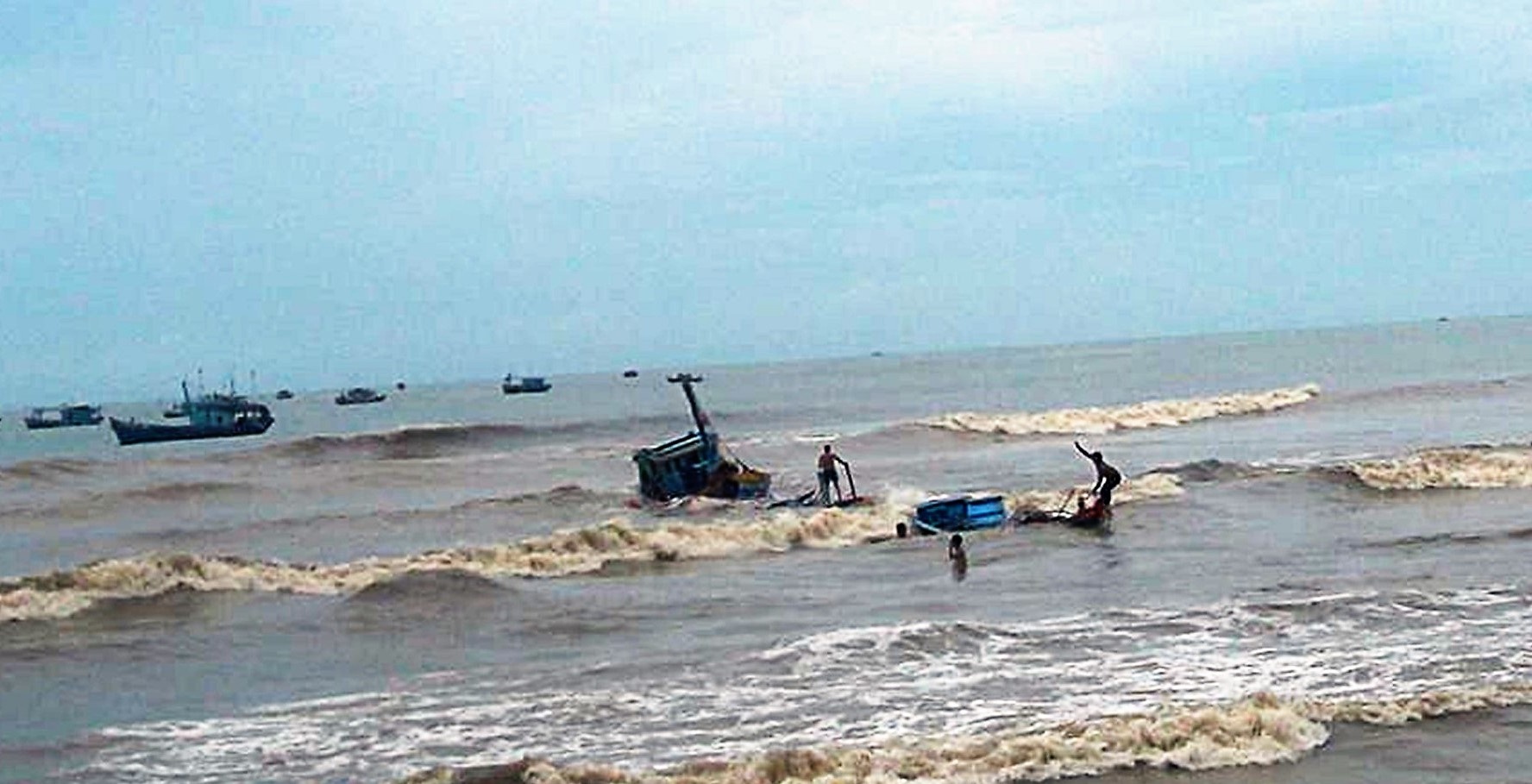 4 thuyen vien duoc cuu trong vu chim tau hinh anh