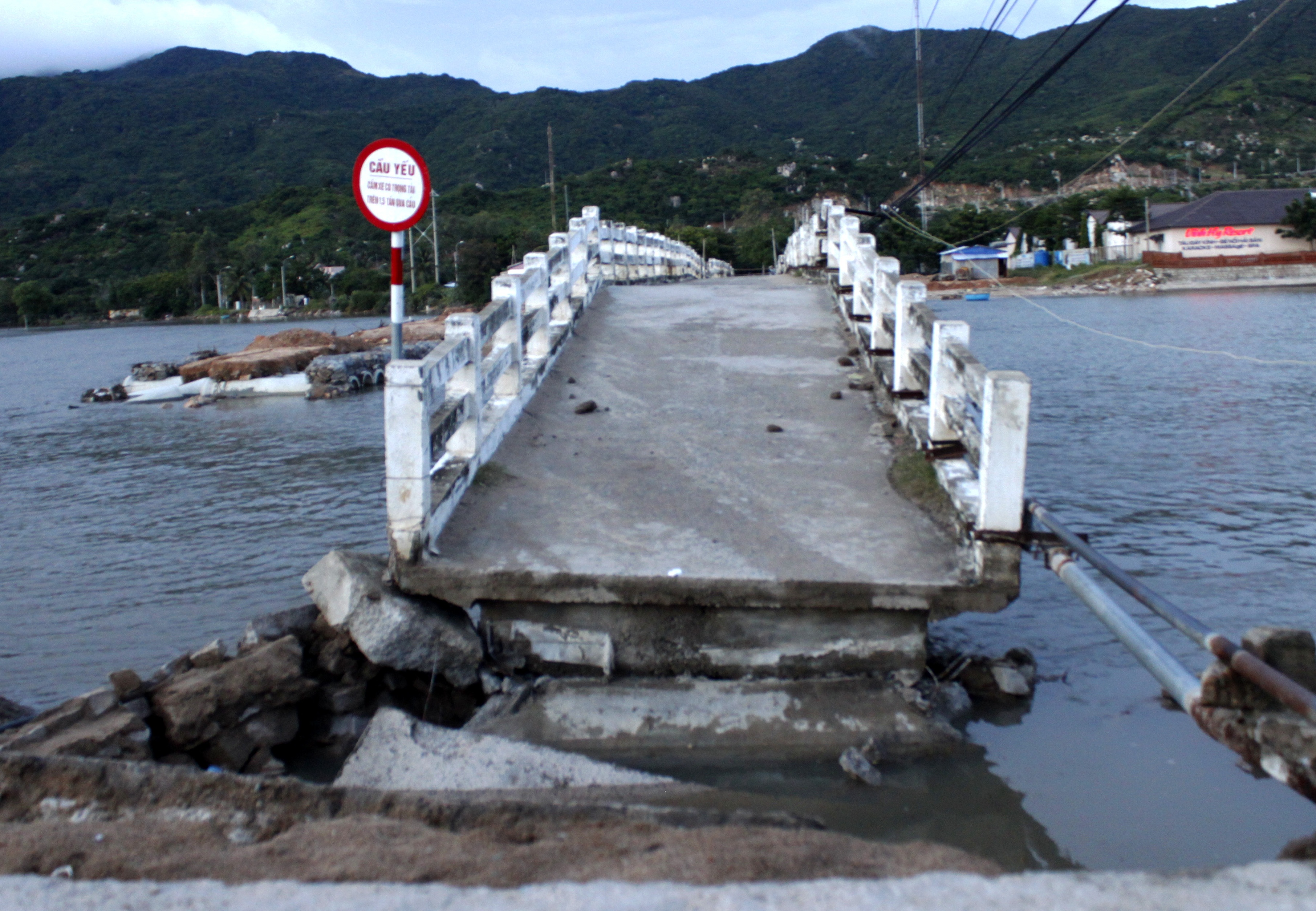 Sap cau Vinh Hy, gan 350 ho dan bi chia cat giao thong hinh anh