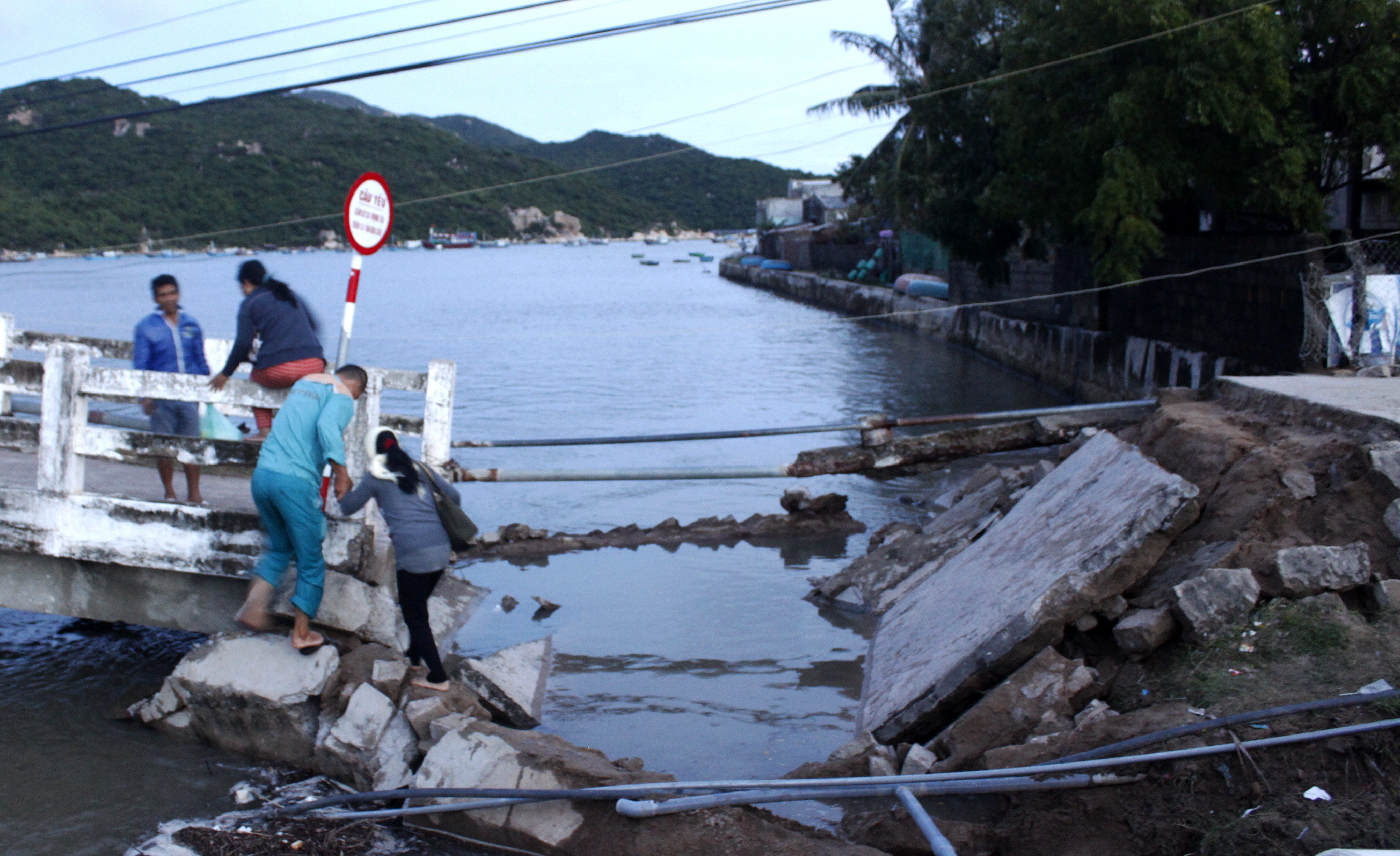 Sap cau Vinh Hy gan 350 ho dan bi chia cat giao thong anh 1