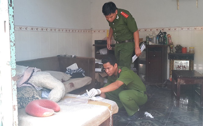 Nghi can doat mang nguoi dan ong ngoi xem tivi ra dau thu hinh anh