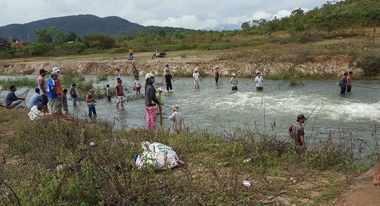 Hang tram nguoi dan tu tap bat ca khi ho thuy loi xa lu hinh anh