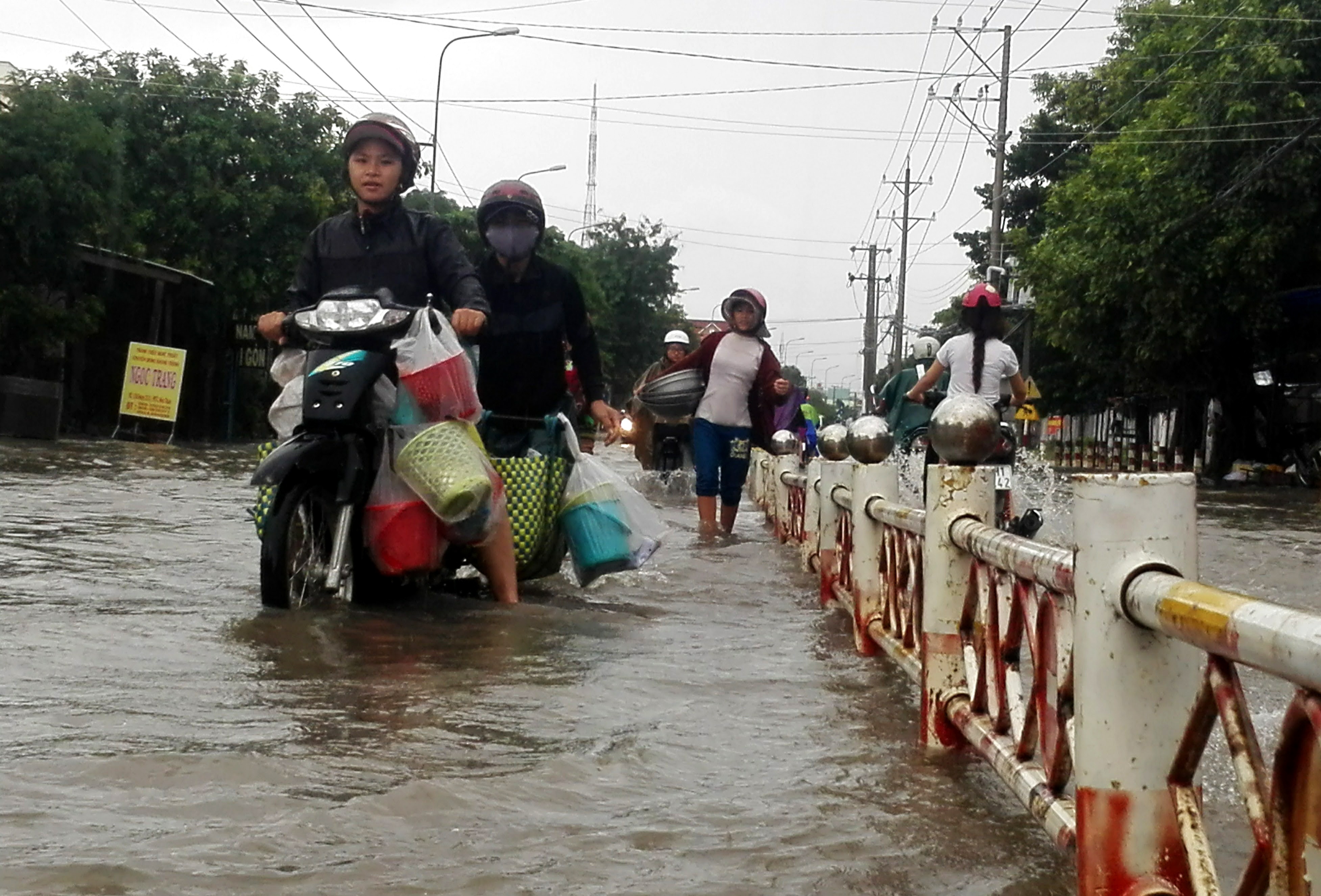 Nhieu tuyen duong o Ninh Thuan ngap nang do mua lon keo dai hinh anh
