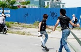 Truy to nhom sat hai hoc sinh lop 9 truoc cong truong hinh anh
