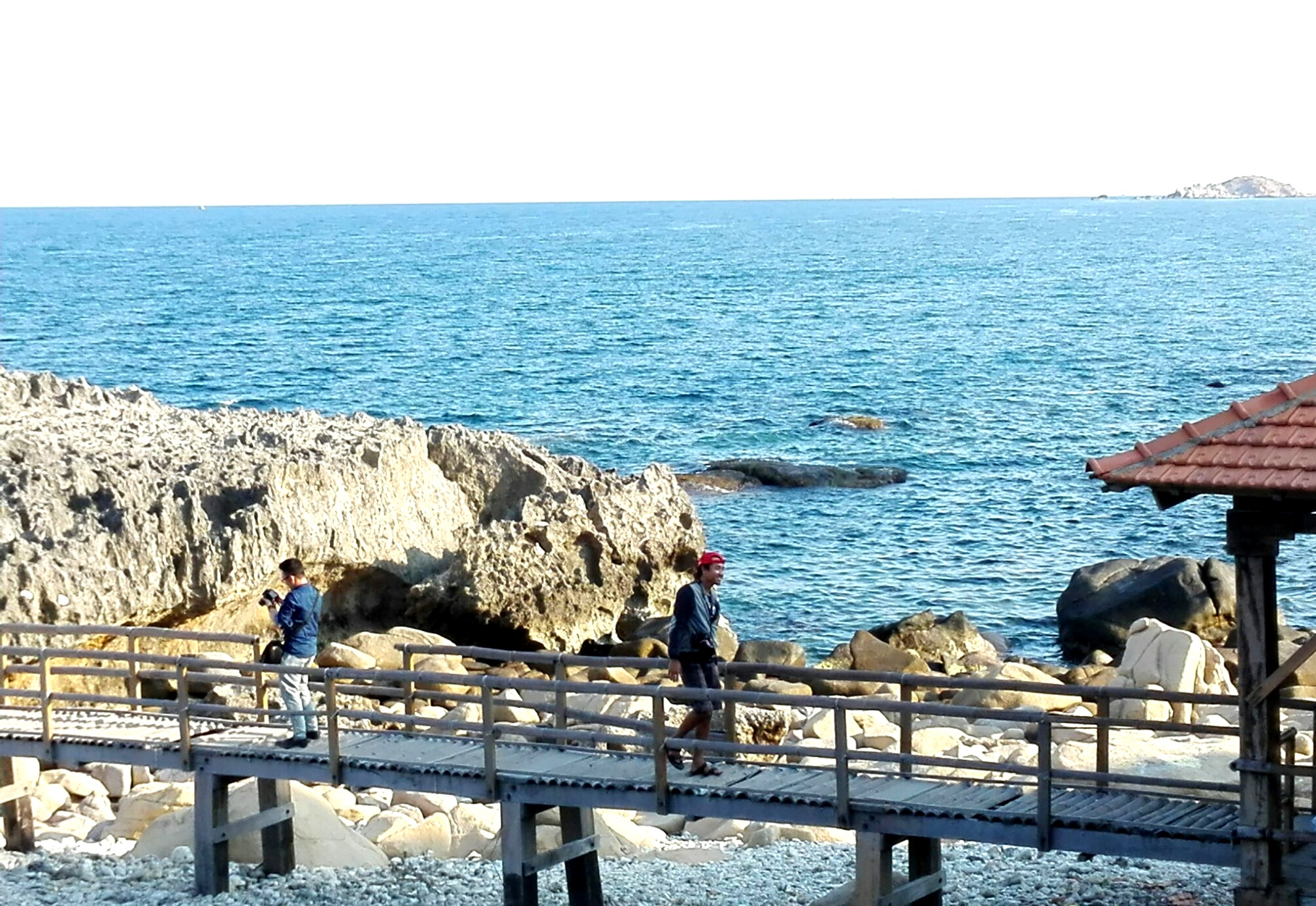 Du khach roi xuong bien khi chup hinh o Ninh Thuan hinh anh