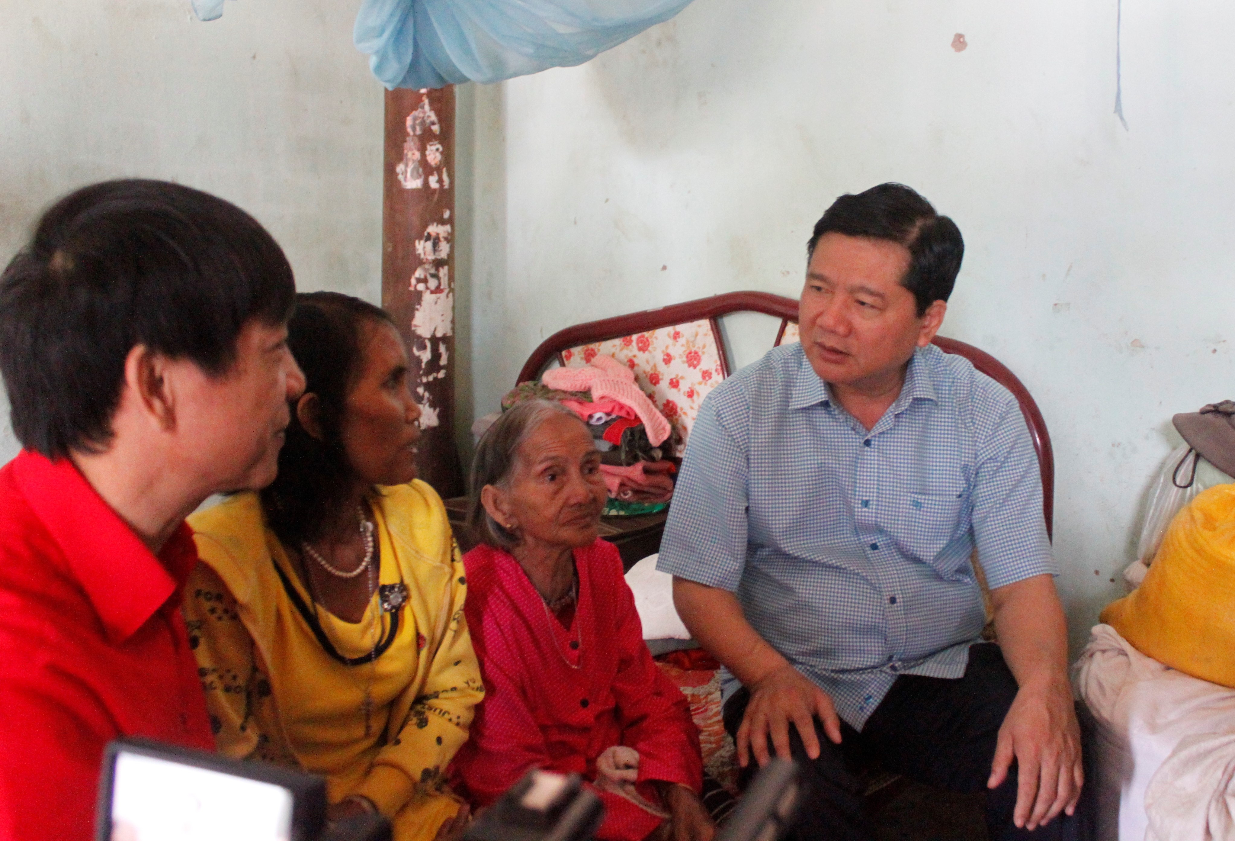 Bi thu Thang ra Ninh Thuan tang qua dan ngheo anh 2