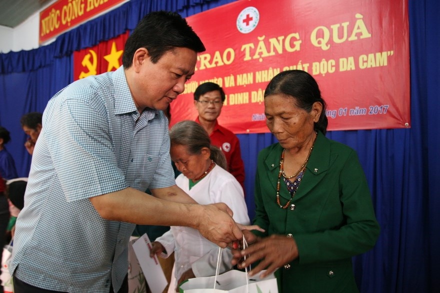 Bi thu Thang ra Ninh Thuan tang qua cho nguoi ngheo don Tet hinh anh