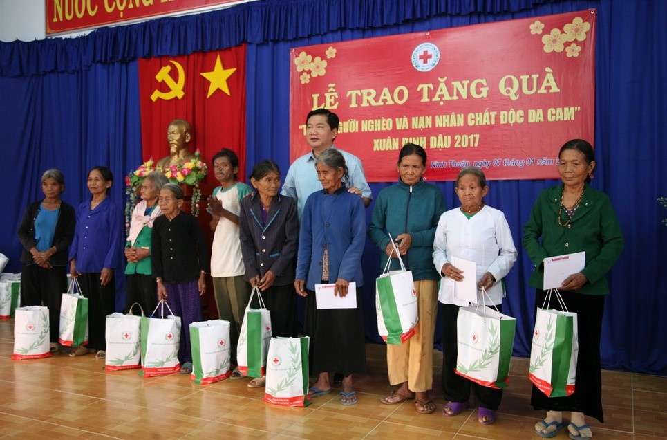 Bi thu Thang ra Ninh Thuan tang qua dan ngheo anh 1