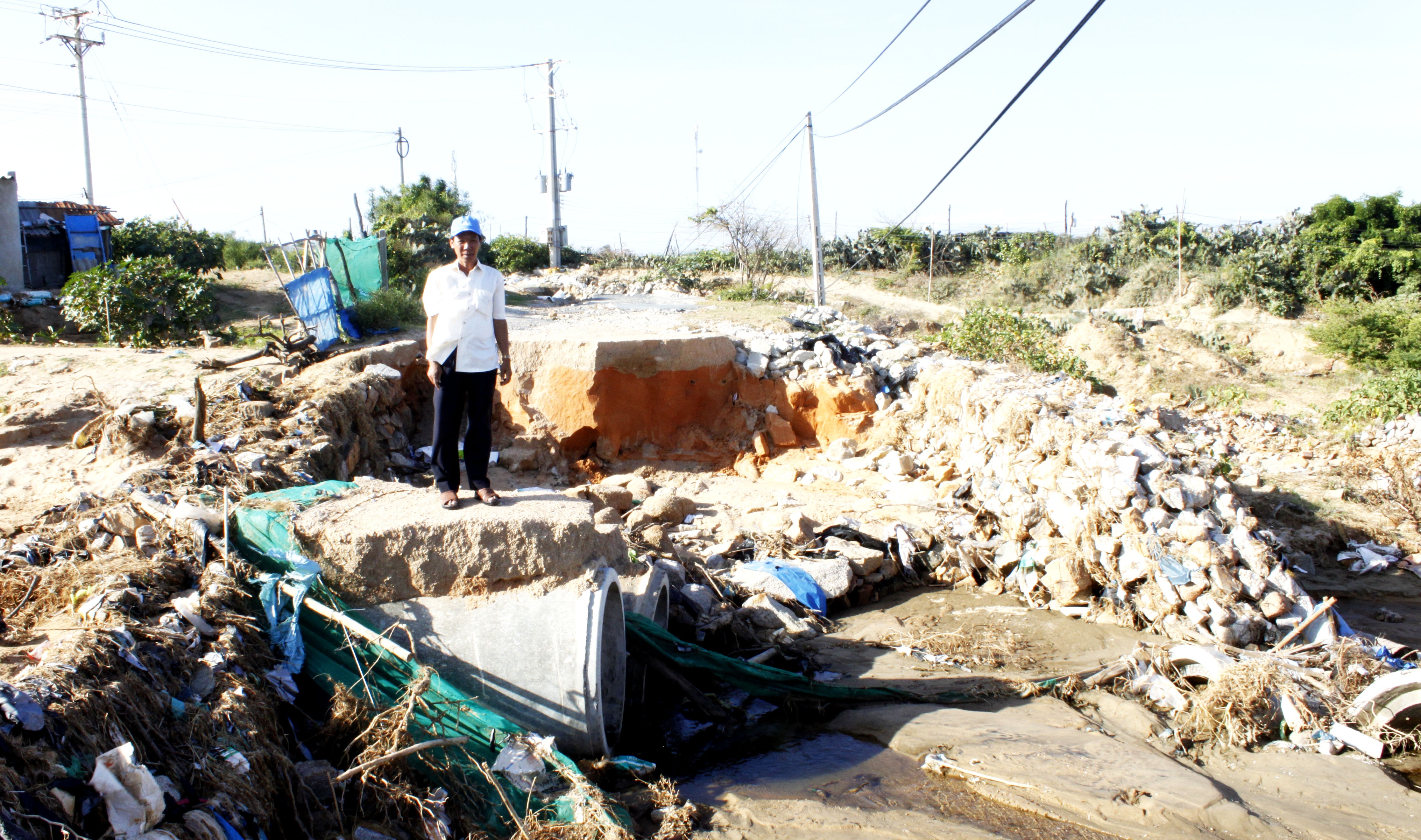 Hon 200 ho dan o Ninh Thuan kho so vi mat duong sau lu anh 1