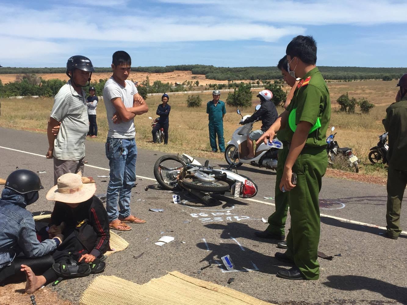 2 xe may doi dau ngay mung 1 Tet, 2 nguoi tu vong hinh anh
