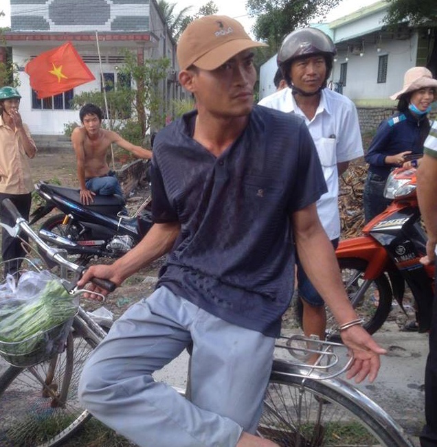 Bi bat, cong tay khi dang di cho vi bi nghi bat coc tre em hinh anh