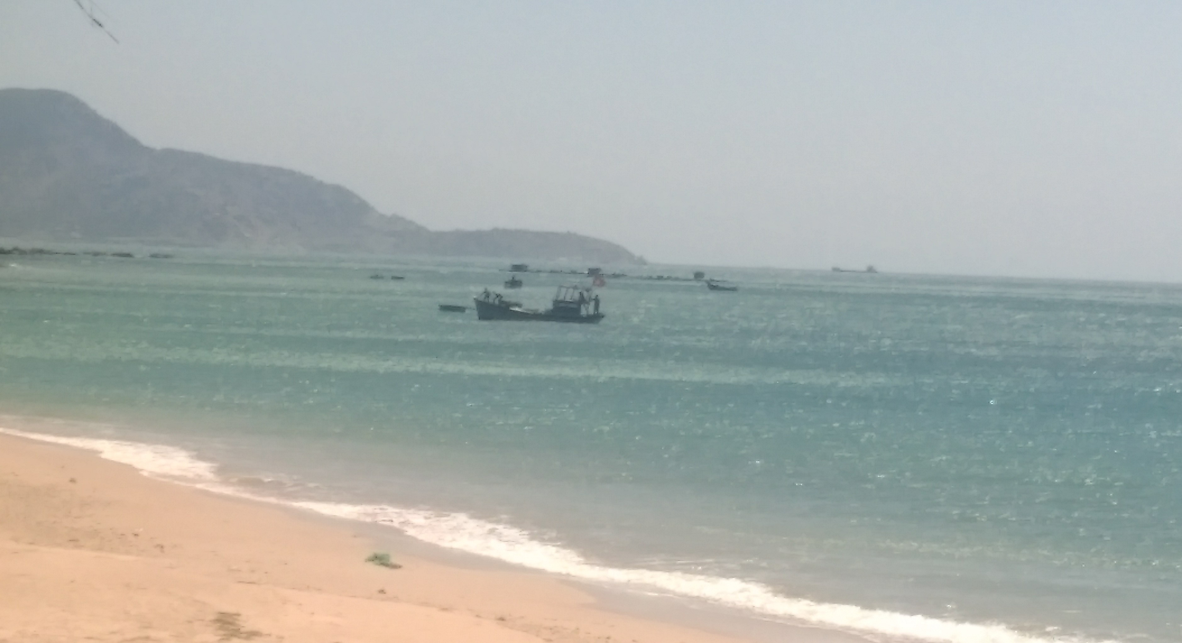 Đánh cá bằng chất nổ ngay sát bờ biển ảnh 1 Danh ca bang chat no ngay sat bo bien anh 1