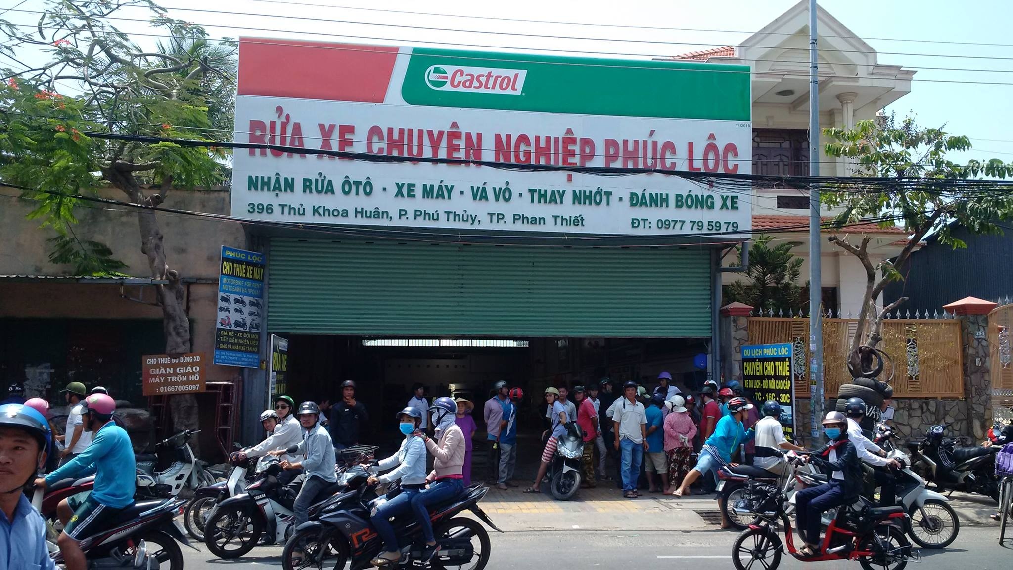 Nhân viên rửa xe lùi ô tô trúng người đi đường ảnh 1 Nhan vien rua xe lui o to trung nguoi di duong anh 1