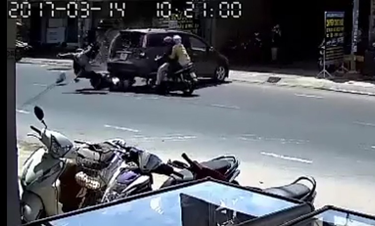 Nhan vien khong bang lai lui xe gay tai nan hinh anh