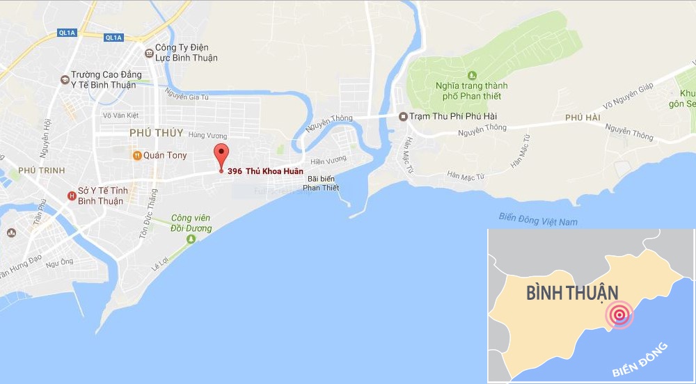 Nhan vien rua xe lui o to trung nguoi di duong anh 2