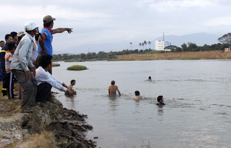 Hang chuc nguoi tim kiem hoc sinh lop 1 mat tich duoi song hinh anh