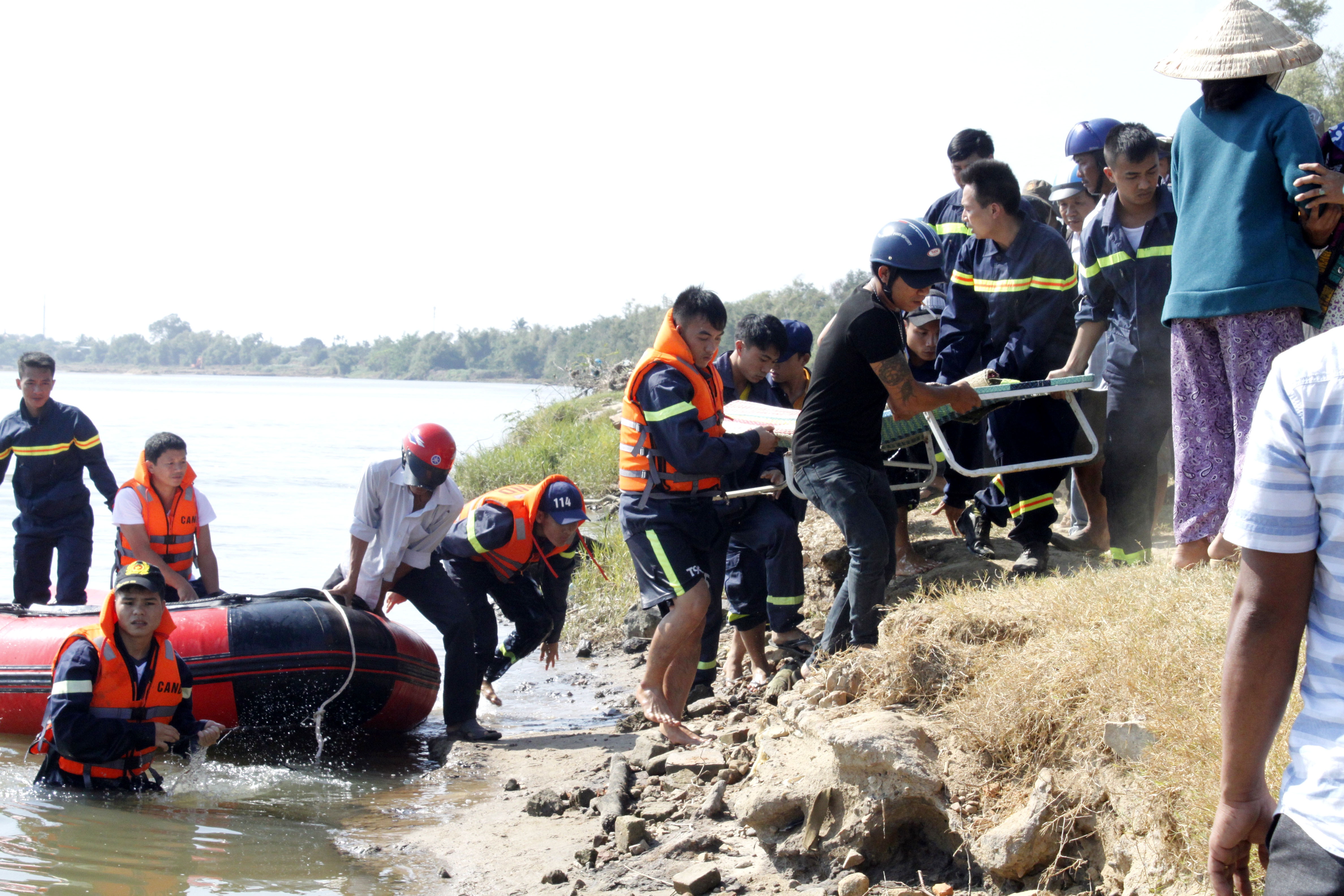 hi the be trai 7 tuoi bi duoi nuoc cach hien truong gan 3 km anh 1