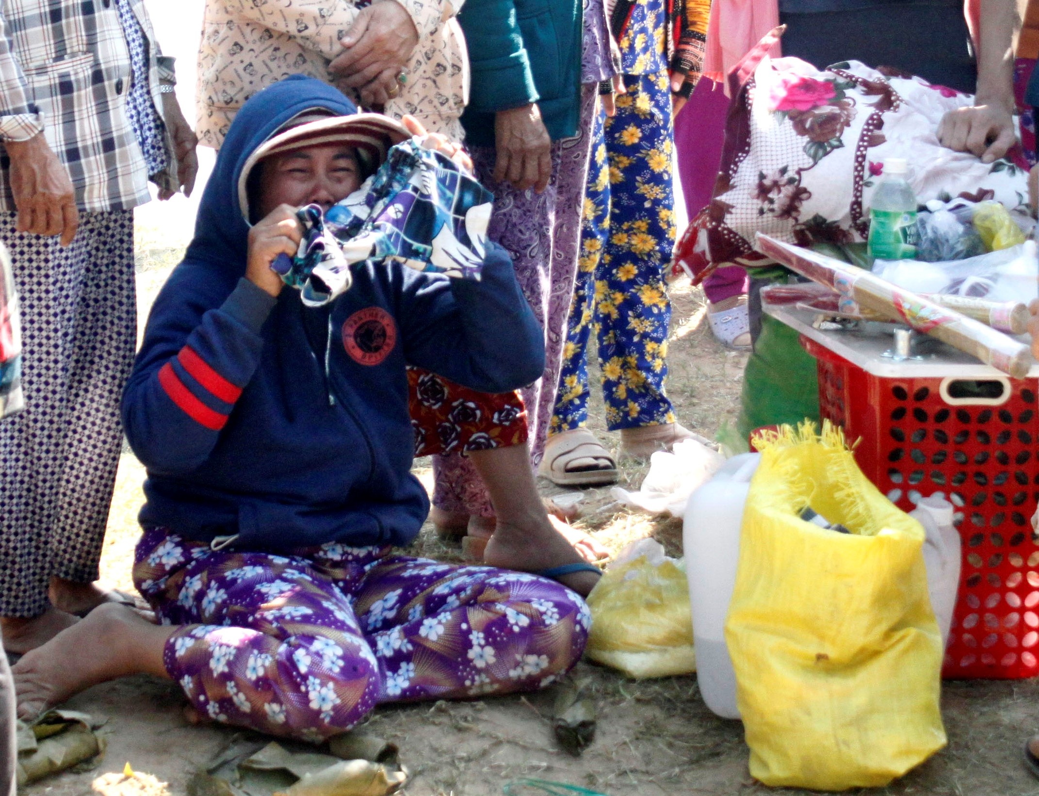 Tim thay thi the hoc sinh lop 1 bi duoi nuoc cach hien truong gan 3 km hinh anh