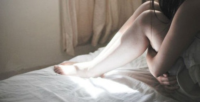 Nu nhan vien quan bar to bi hai khach nam ham hai hinh anh