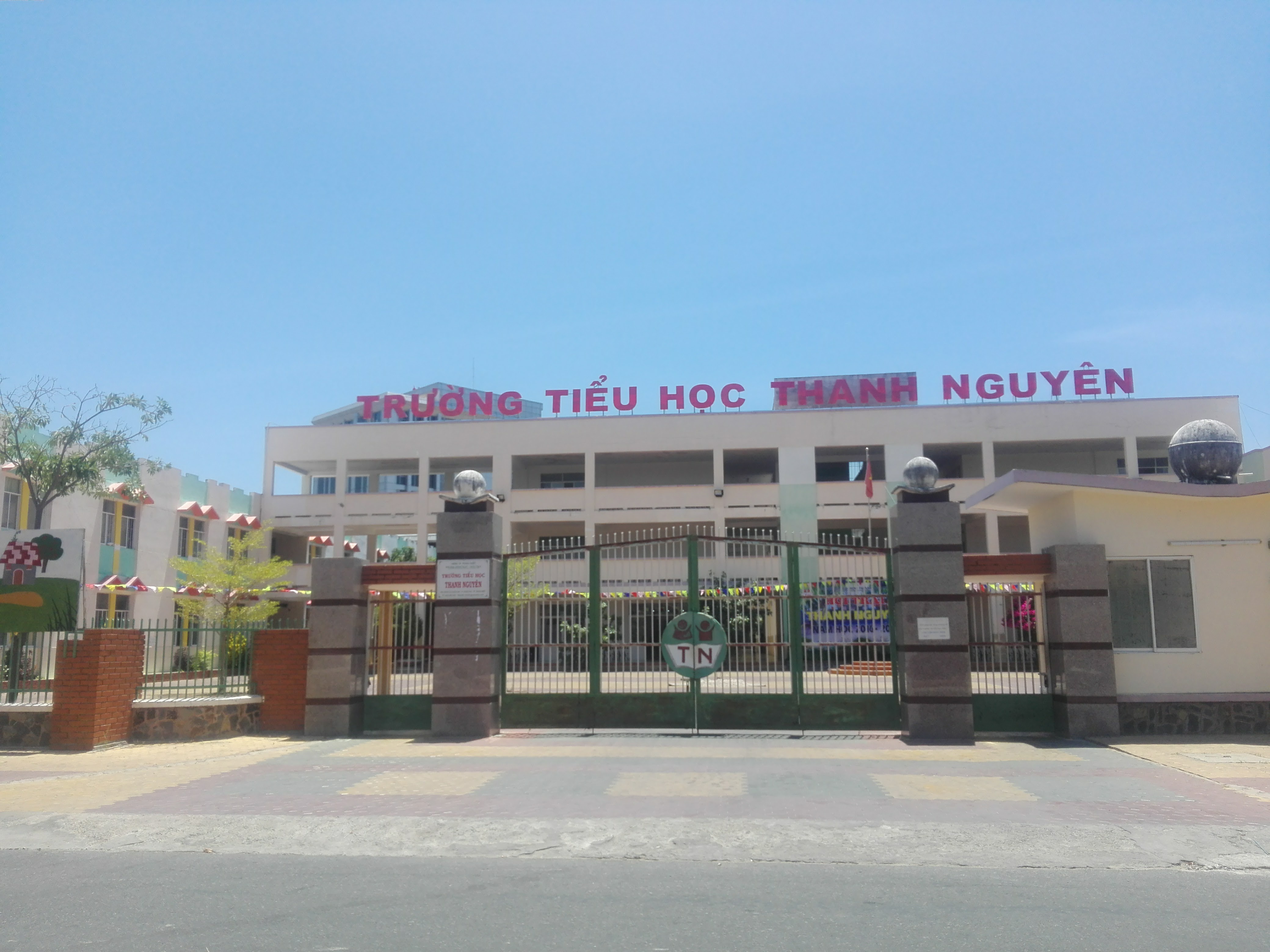bảo vệ còng tay,  chỉa súng giữa trường ảnh 2 bao ve cong tay,  chia sung giua truong anh 2
