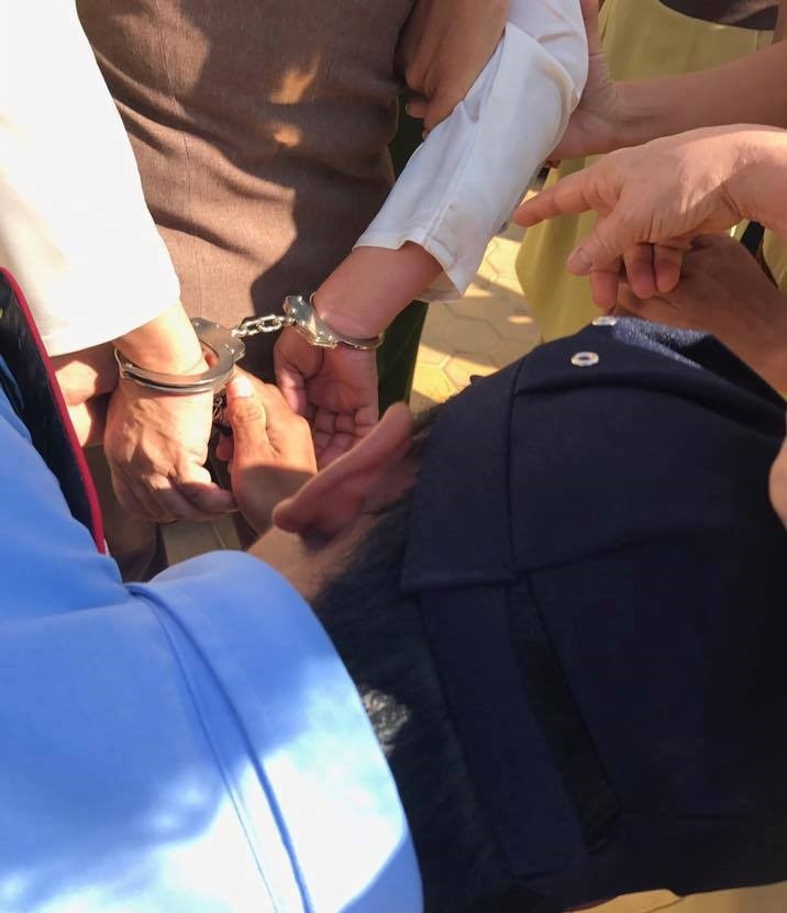 Bảo vệ chĩa súng,  còng tay giám đốc trường học ảnh 1 Bao ve chia sung,  cong tay giam doc truong hoc anh 1