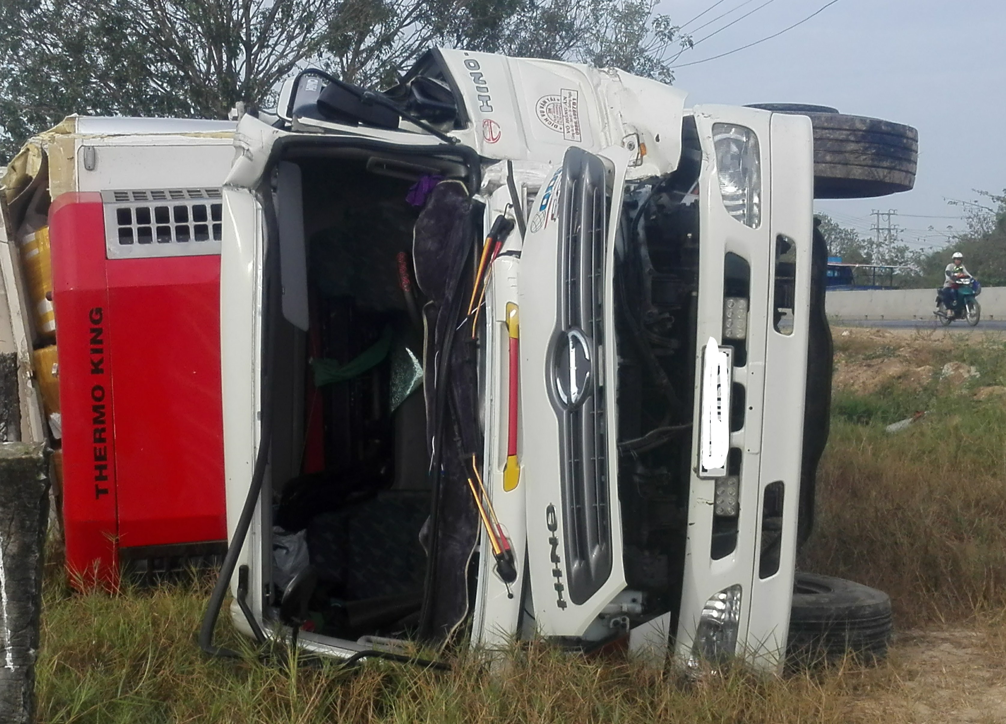 Xe tai cho ca gay tai nan lien hoan roi lao xuong ruong lat nghieng hinh anh