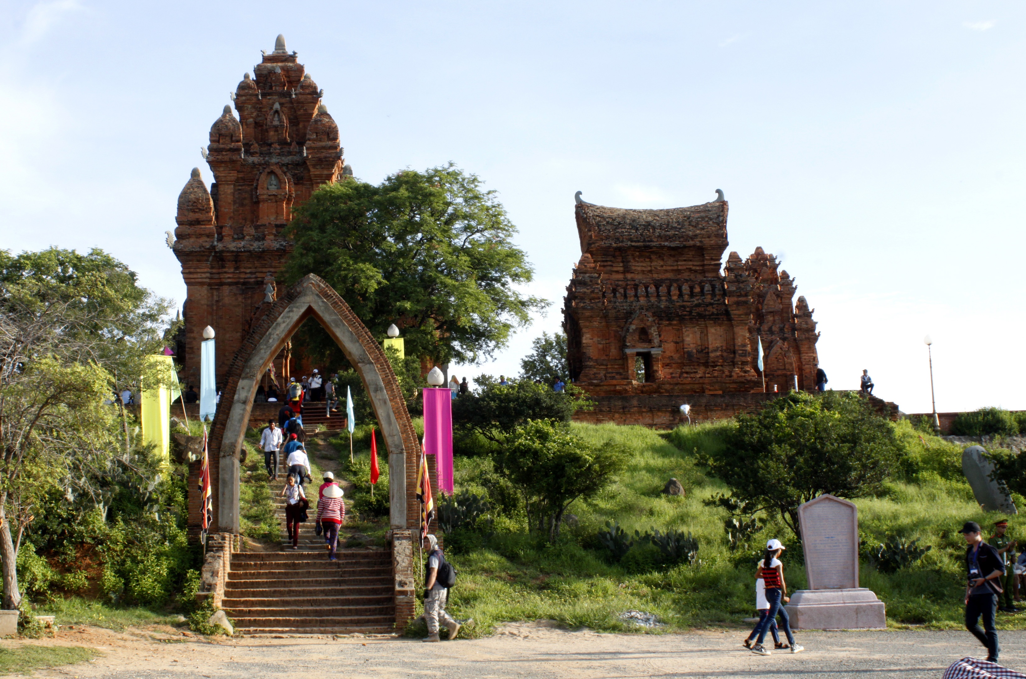 Thap Cham Ninh Thuan don nhan bang di tich quoc gia dac biet hinh anh