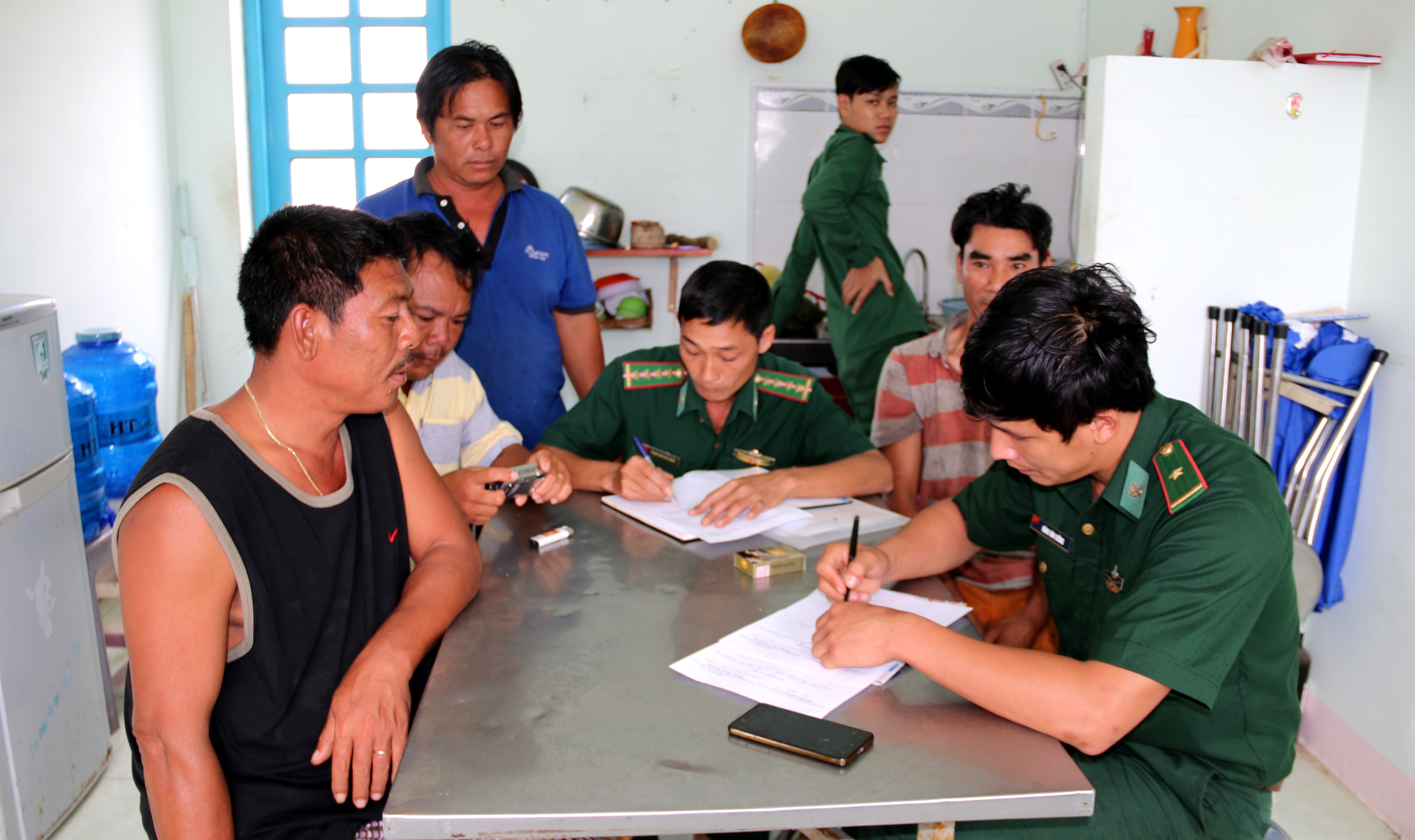 Cứu sống ngư dân bị chìm tàu ảnh 2 Cuu song ngu dan bi chim tau anh 2