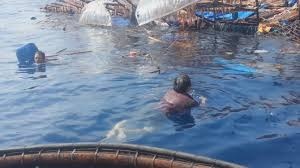 6 ngu dan om can nhua boi vao gian khoan khi tau chim o bien Vung Tau hinh anh