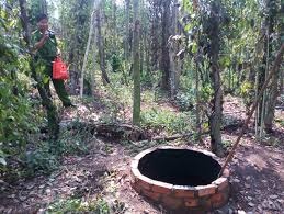 Canh sat dieu tra viec be gai 18 ngay tuoi tu vong duoi gieng hinh anh