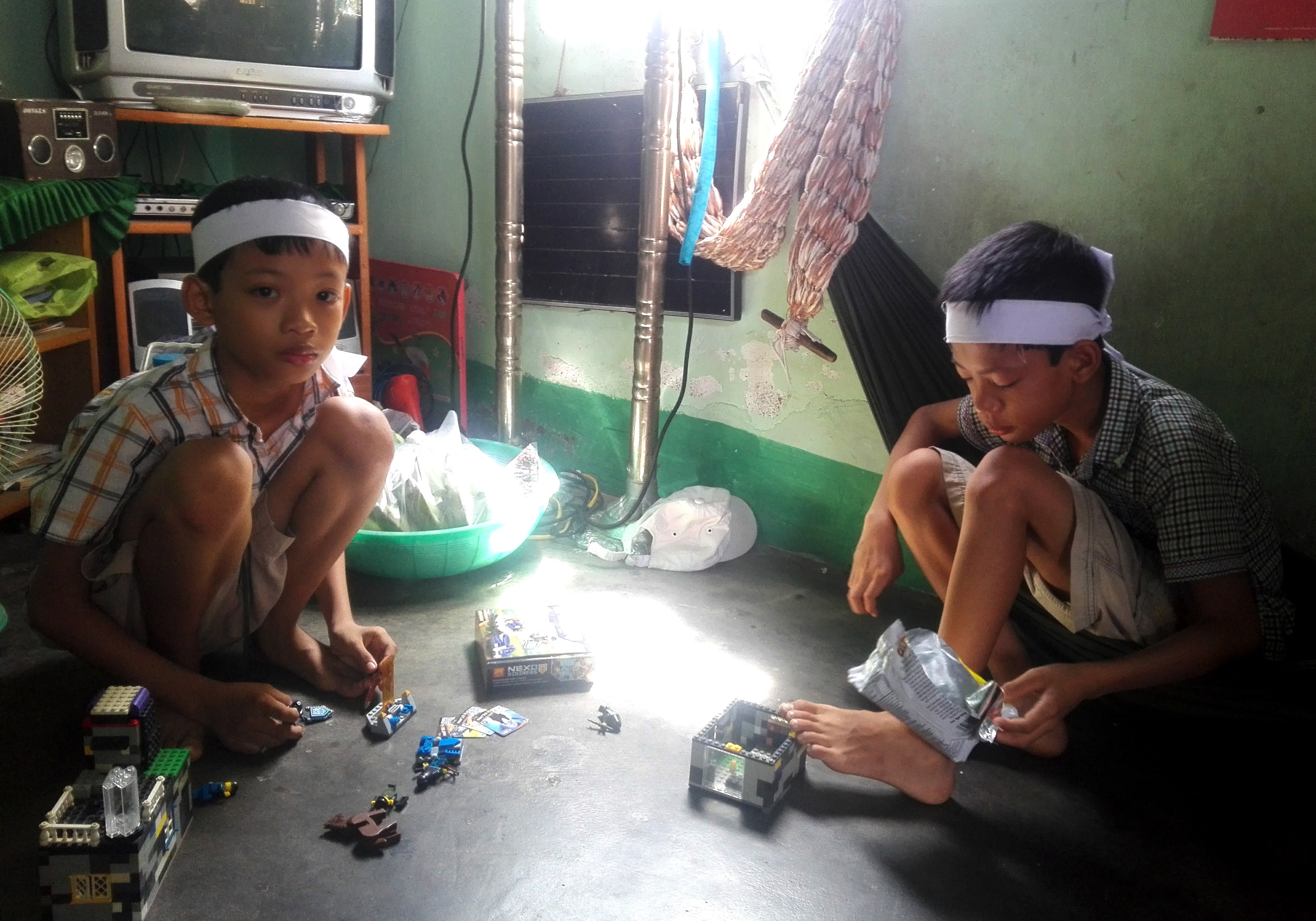 Me bi dien giat tu vong bo lai bon dua con anh 2